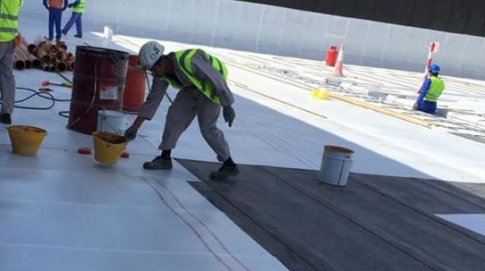 عوازل أسطح مائية في الخبر – حماية مثالية من تسربات المياه والرطوبة